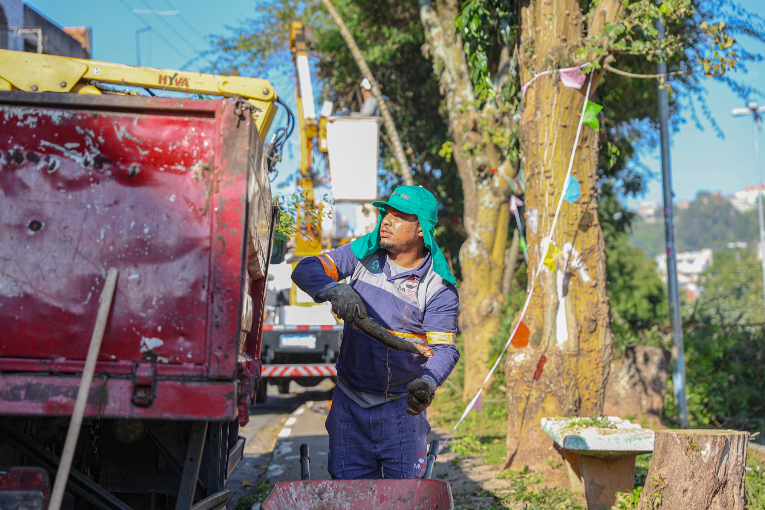 Avenida Mariana Junqueira recebe serviços de zeladoria e revitalização em Ferraz de Vasconcelos