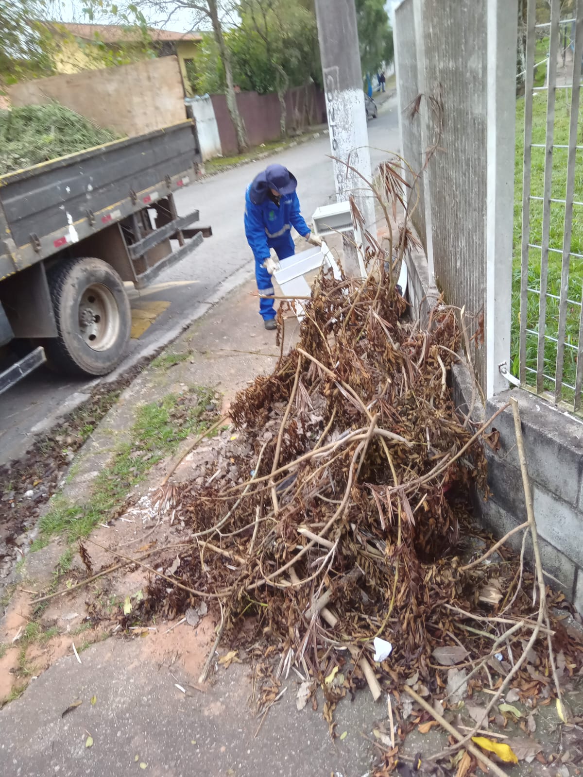 Serviços de zeladoria em Arujá seguem em diversos bairros