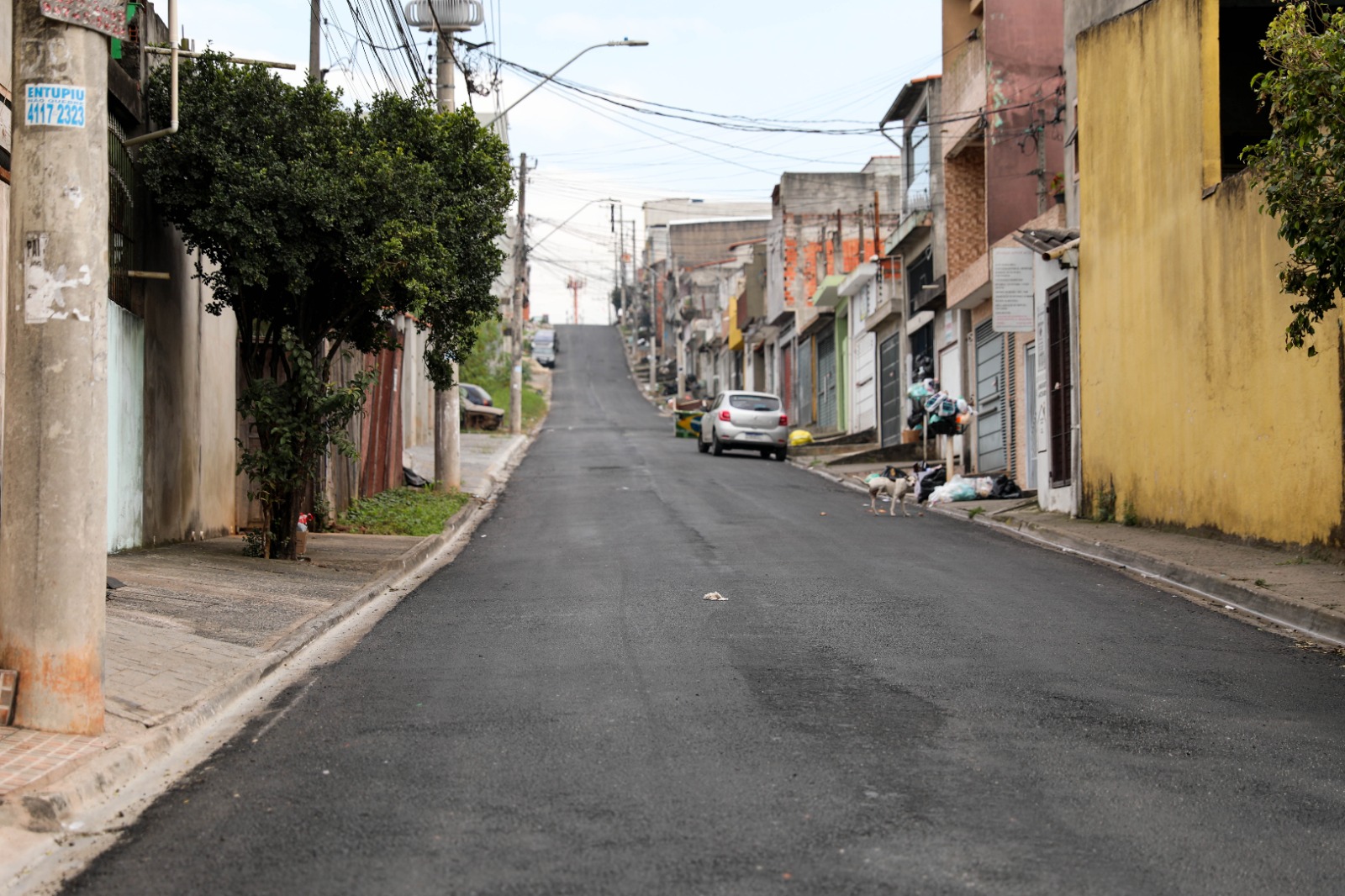 Recapeamento da Rua Valter Miranda Bittencourt avança em Ferraz de Vasconcelos