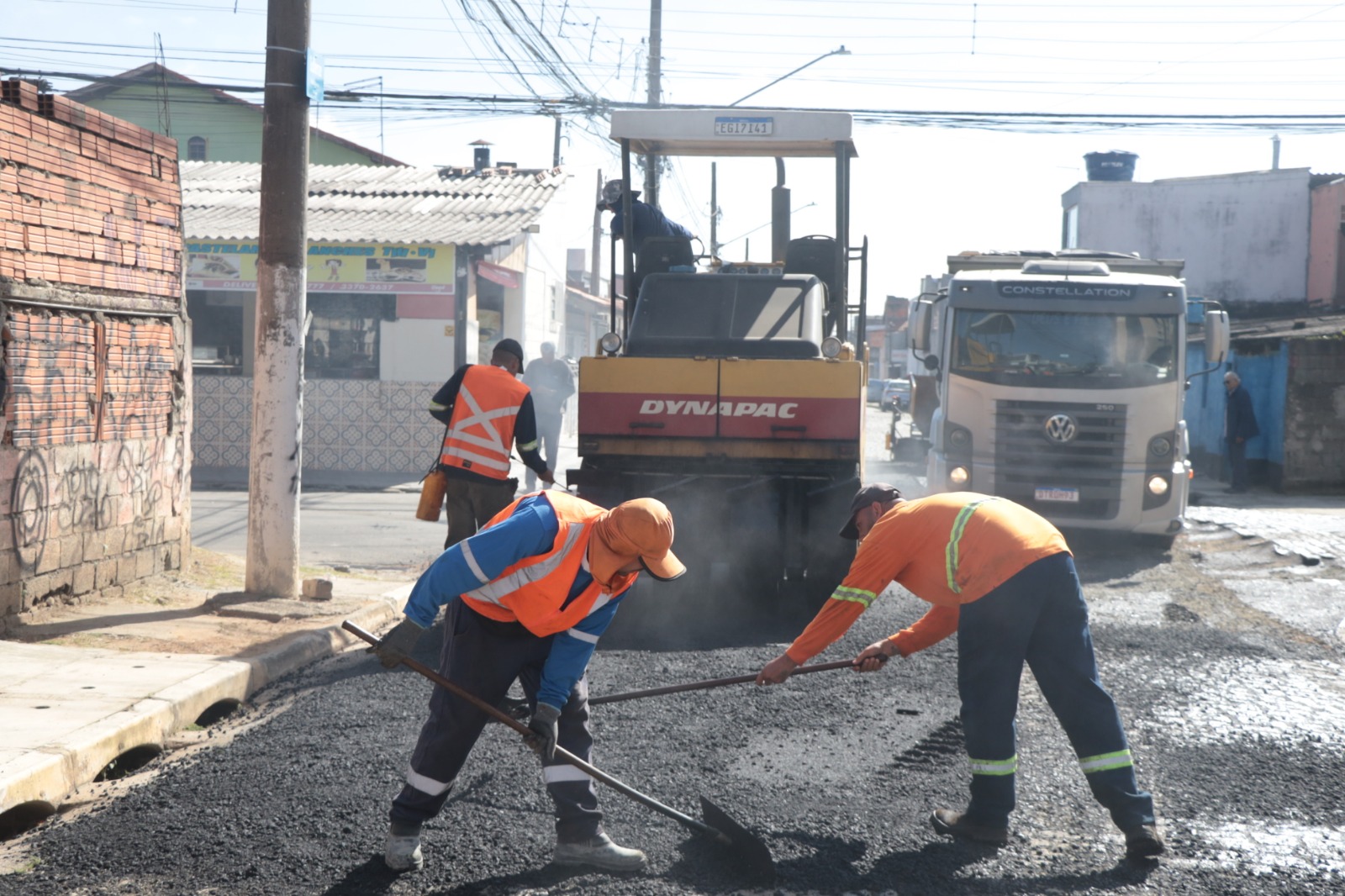 Requalificação asfáltica da Rua Ipês avança com nova etapa em Suzano
