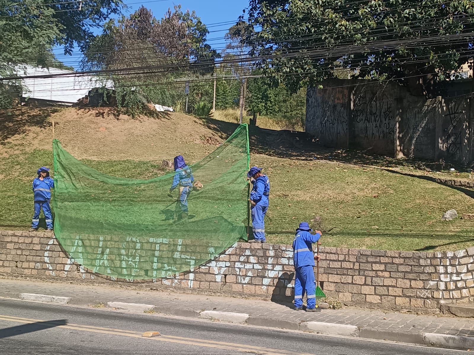 Serviços de manutenção em Arujá avançam com ações de zeladoria nos bairros