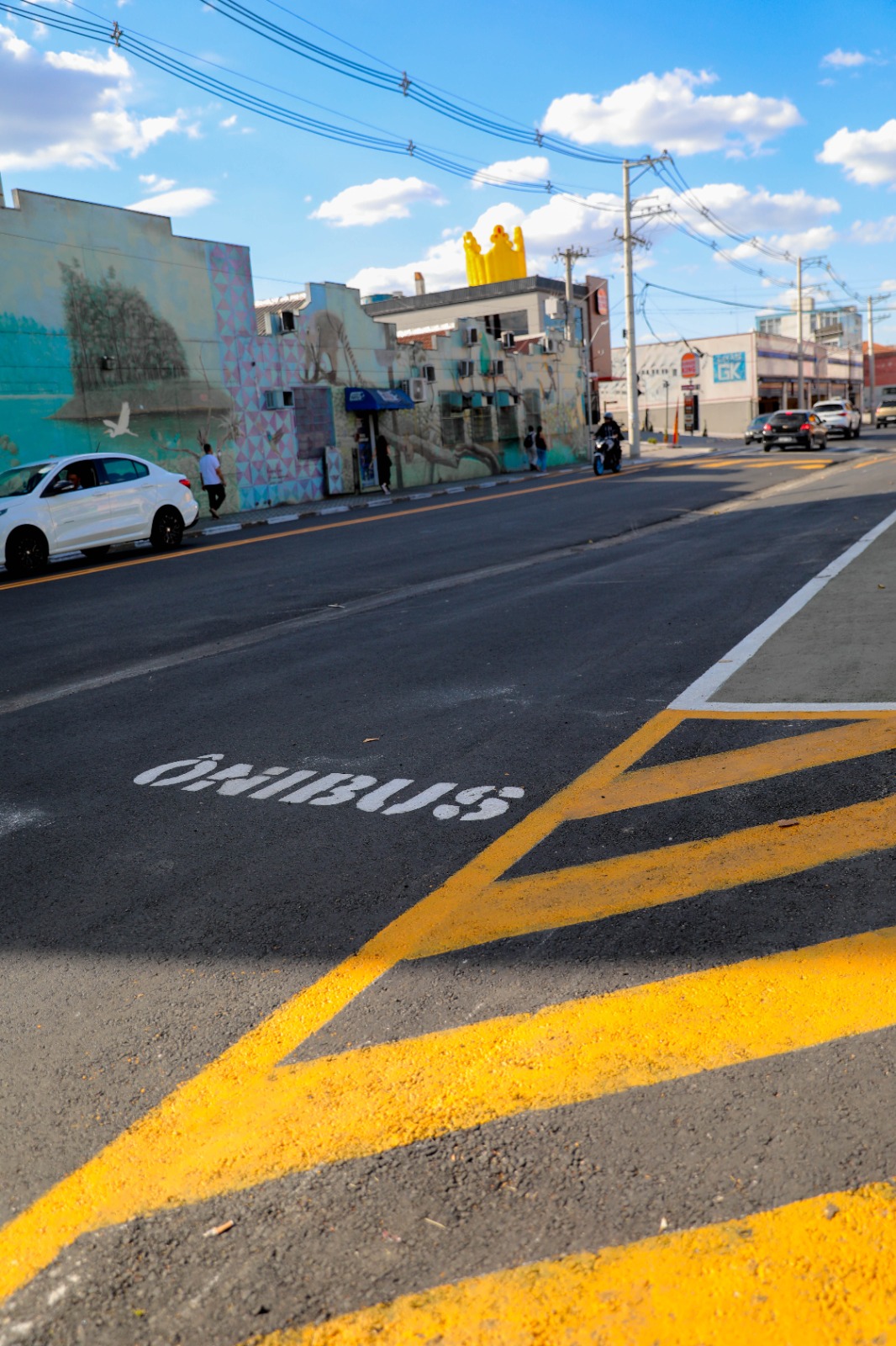 Avenida Brasil recebe novo asfalto e sinalização em Ferraz de Vasconcelos