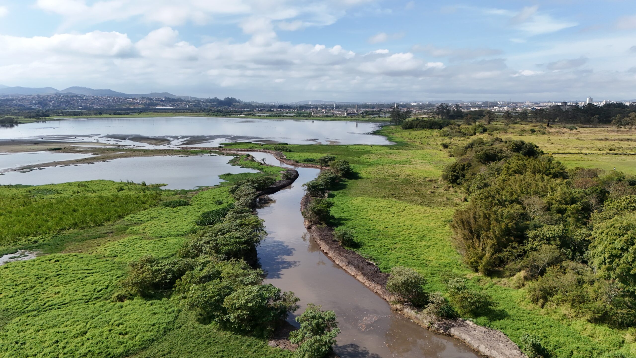 Desassoreamento no rio Guaió é concluído e serviços avançam para o rio Taiaçupeba
