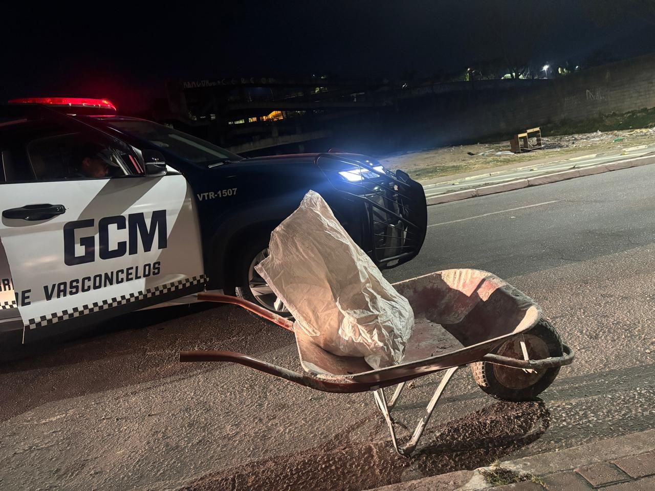 Descarte irregular em Ferraz de Vasconcelos é flagrado em tempo real pela CIMF