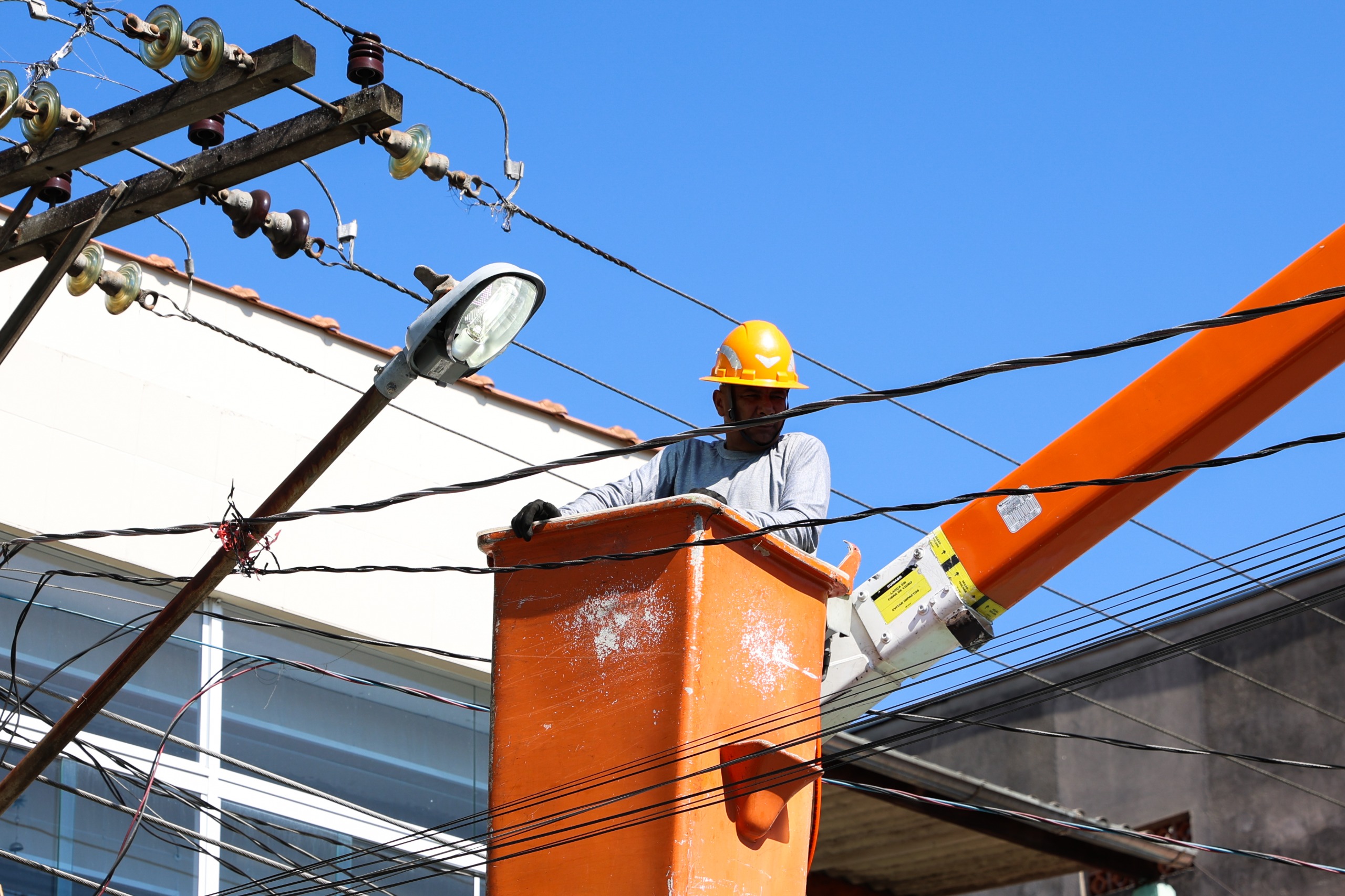Serviços Urbanos realiza substituição de lâmpada em Ferraz após solicitação pelo Simplifica Ferraz