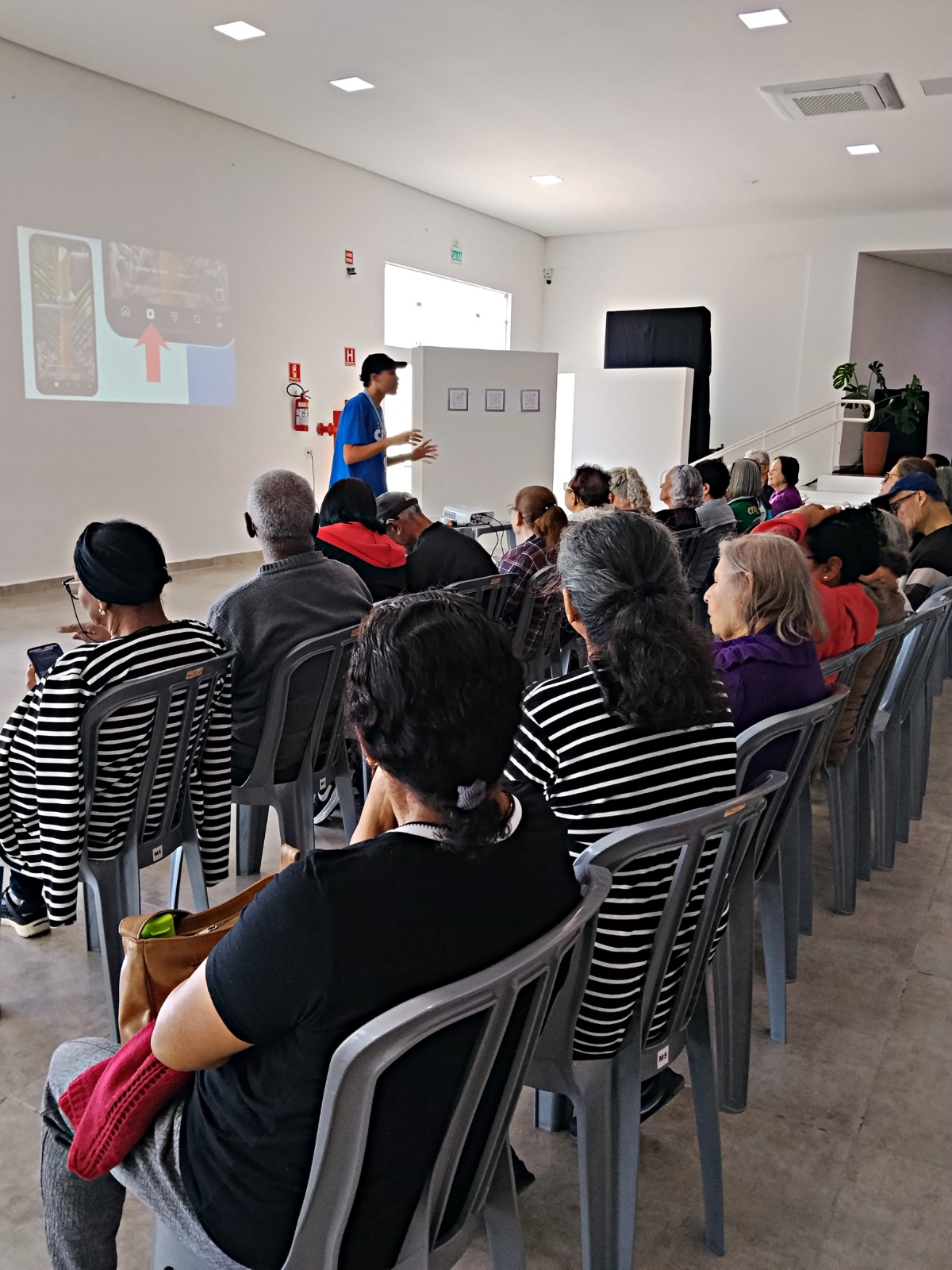 Inclusão digital para idosos em Itaquá beneficia mais de mil participantes no primeiro semestre de 2026