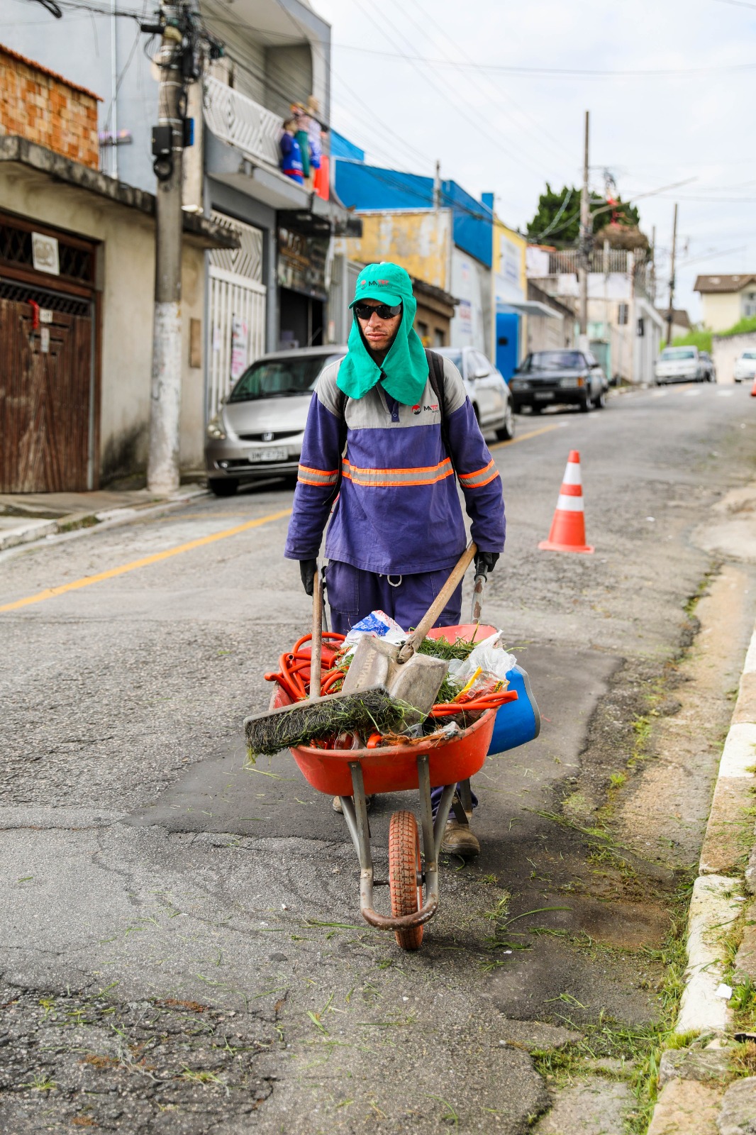 Serviços Urbanos realiza limpeza na Rua Antônio Trevisane e reforça zeladoria urbana
