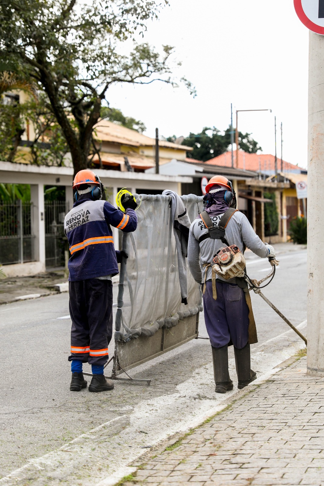 Prefeitura realiza limpeza e revitalização na Rua Sete de Setembro em Ferraz