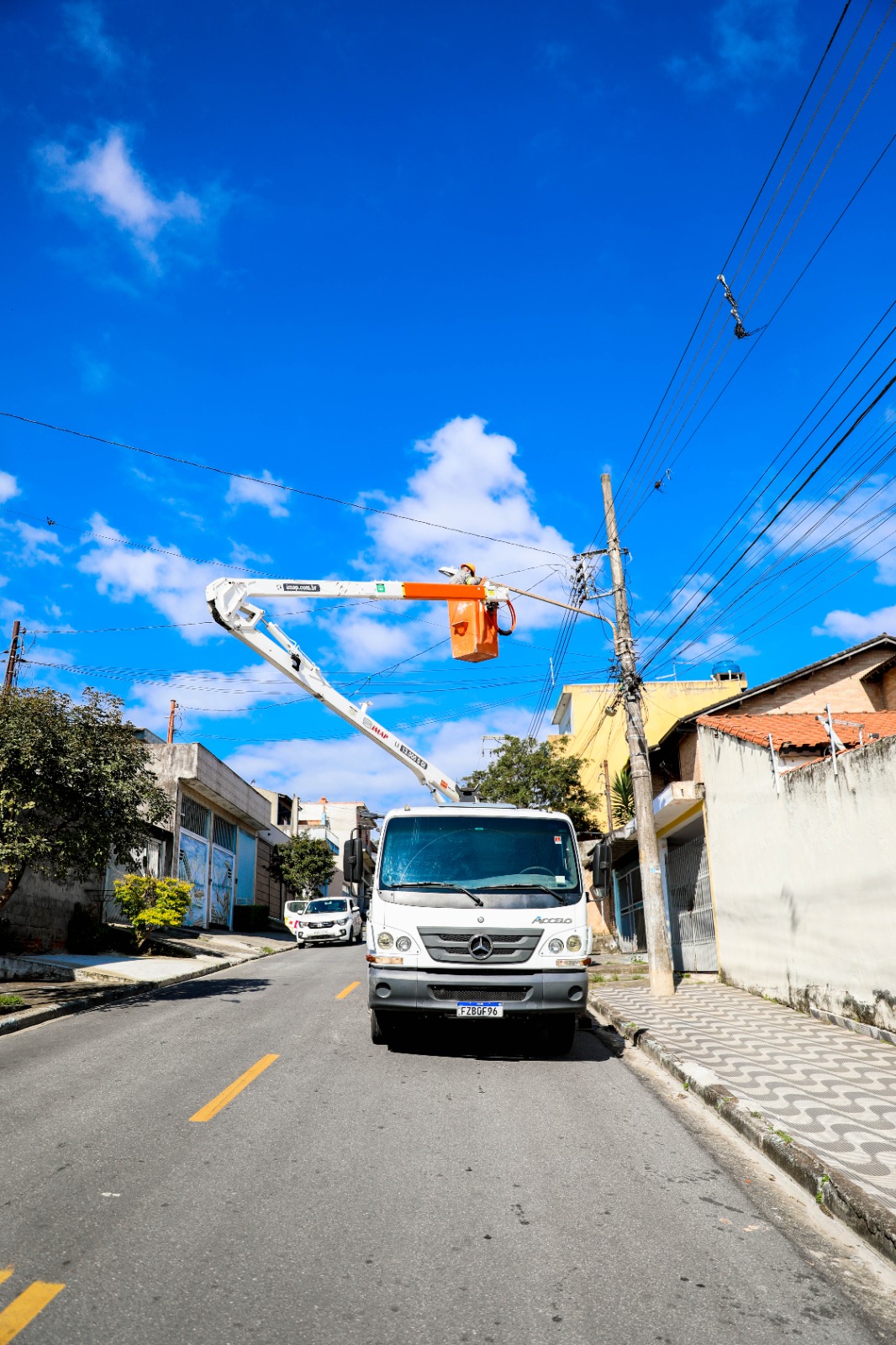 Serviços Urbanos reforça iluminação pública na Rua José Masi em Ferraz