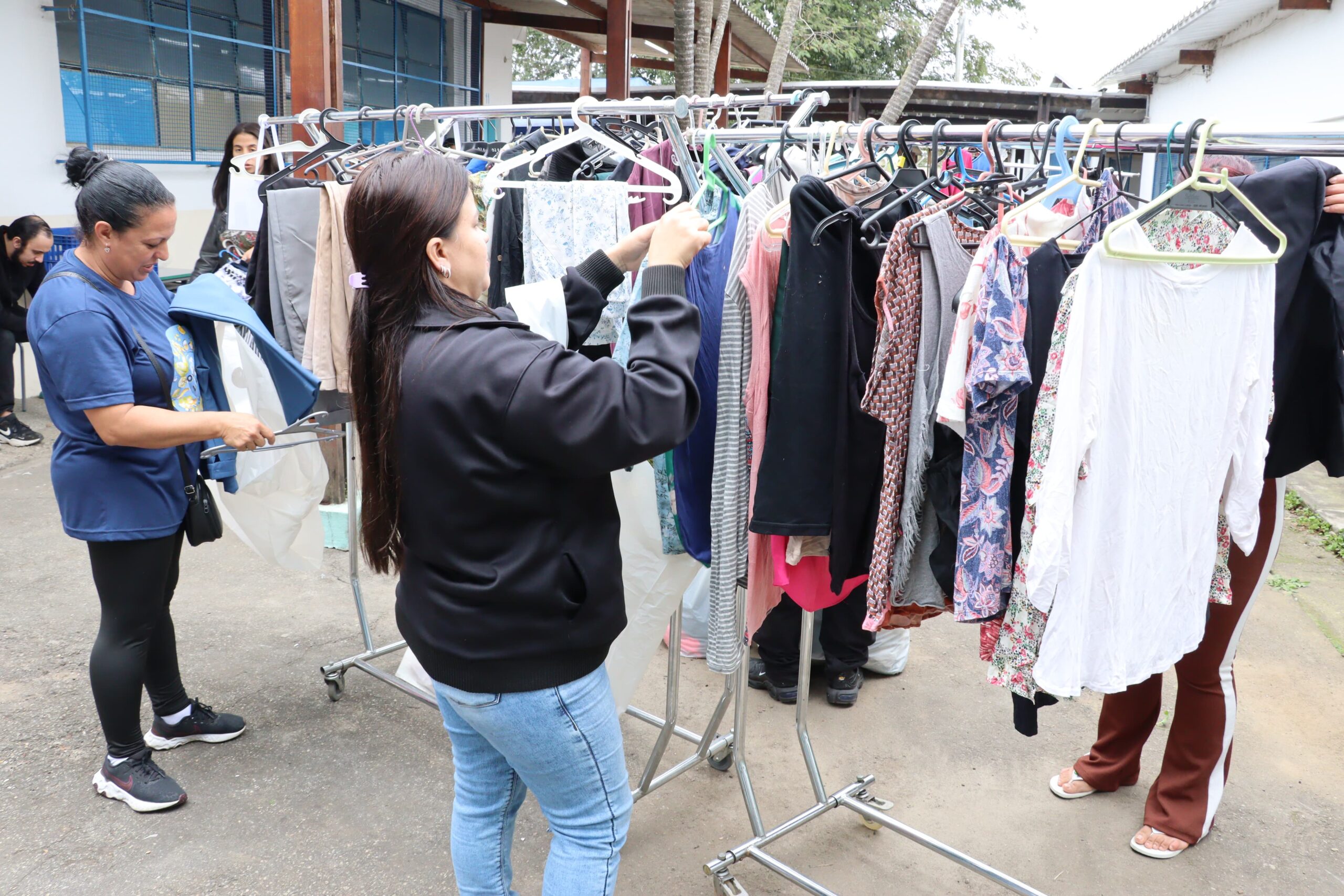 Fundo Social distribui mais de 12 mil peças no 1º Bazar Solidário da Campanha do Agasalho 2026