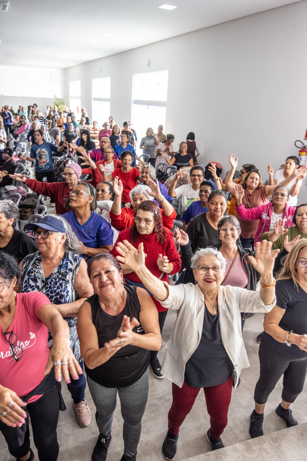 CEMI celebra um ano com desfile temático, apresentações e show da banda Latitude 10 em Itaquá