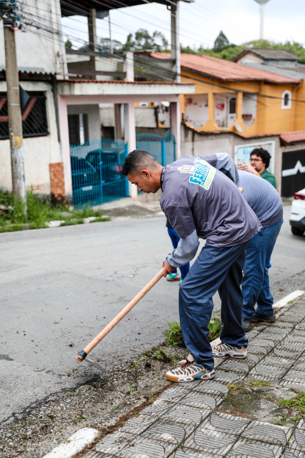 Zeladoria urbana avança com limpeza e roçagem na Vila Romanópolis em Ferraz