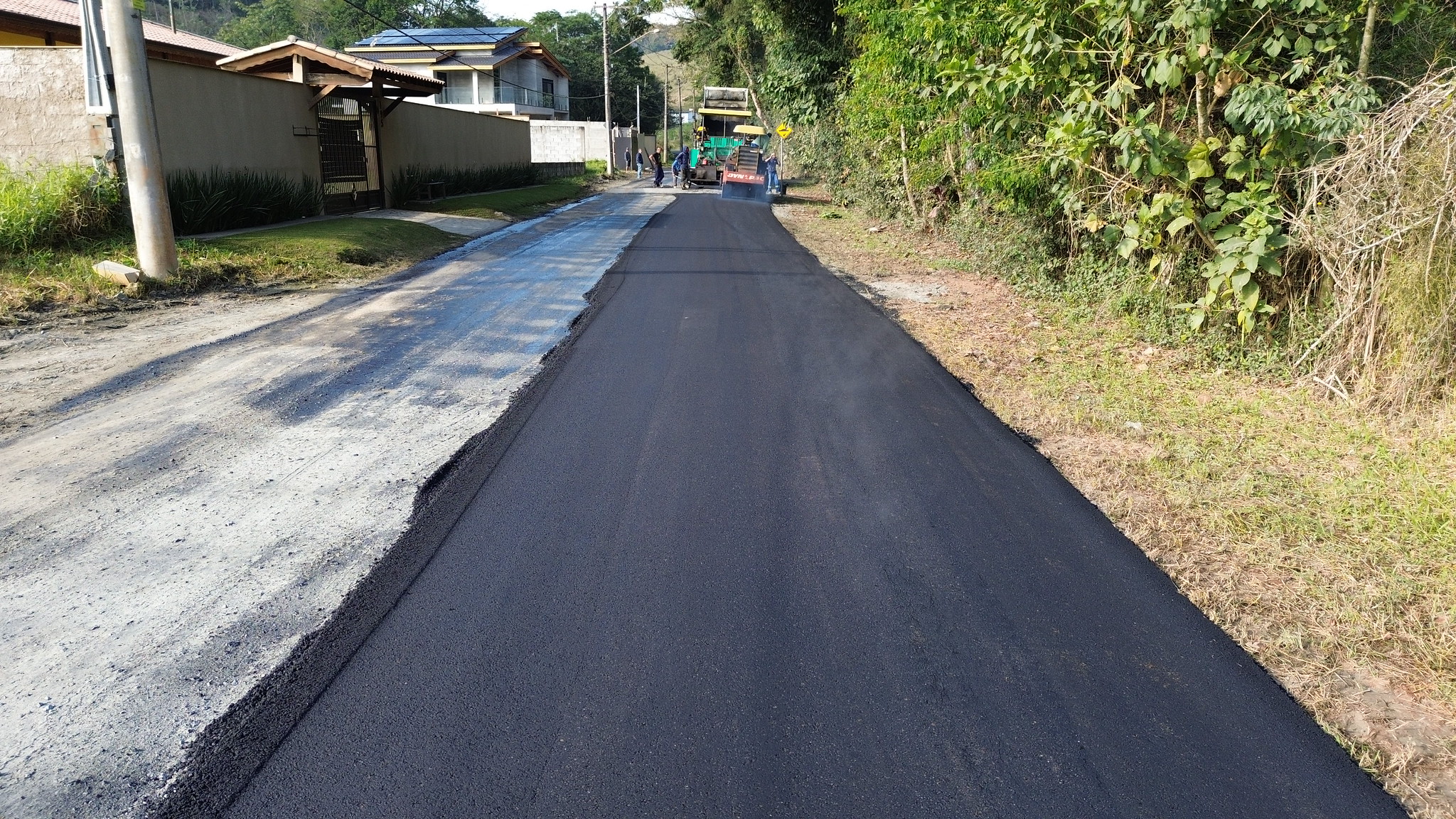 Guararema realiza operação tapa-buraco na Estrada Municipal Jorge Miski