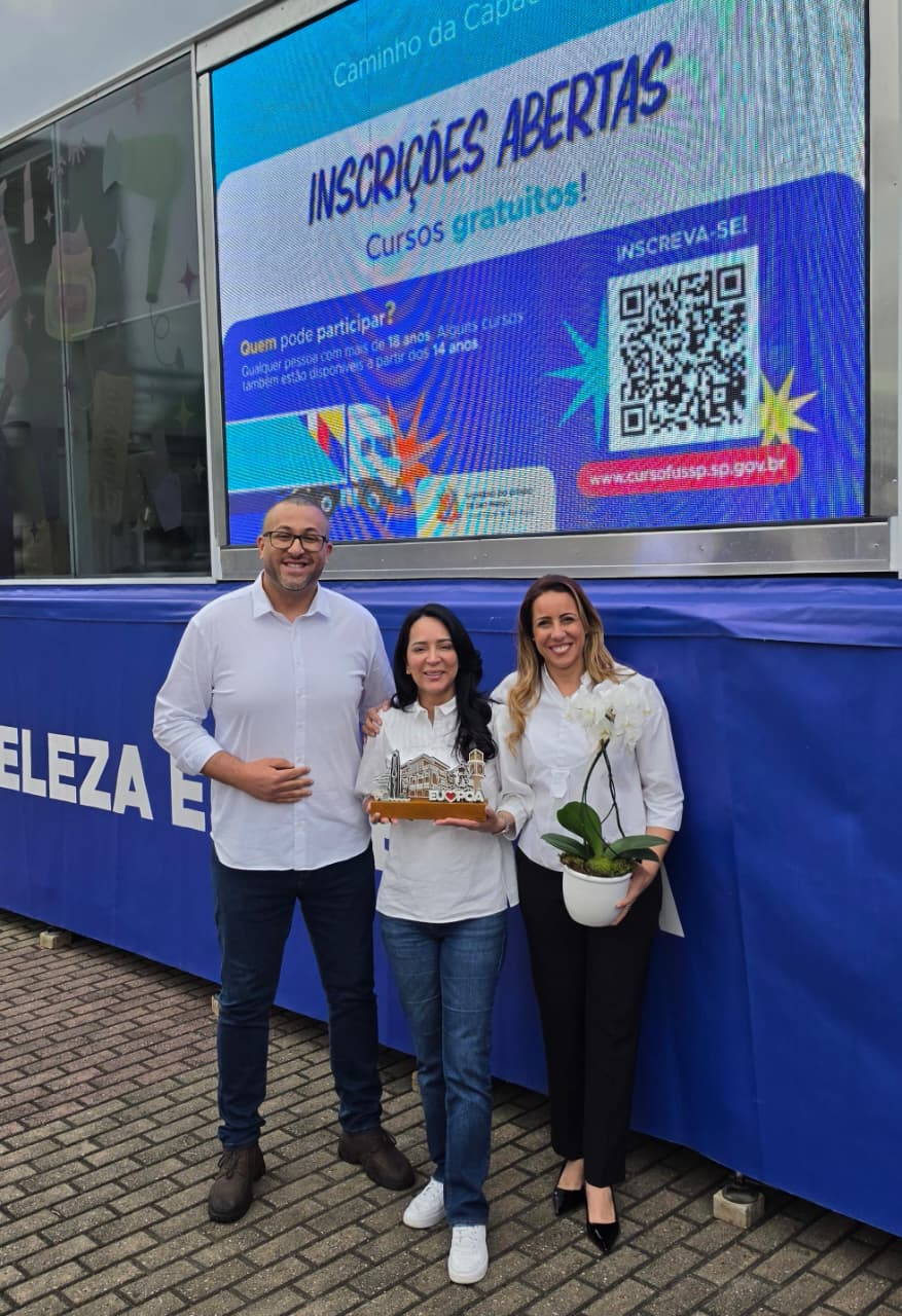 Saulo Souza recebe Cristiane Freitas em visita às Carretas da Capacitação em Poá