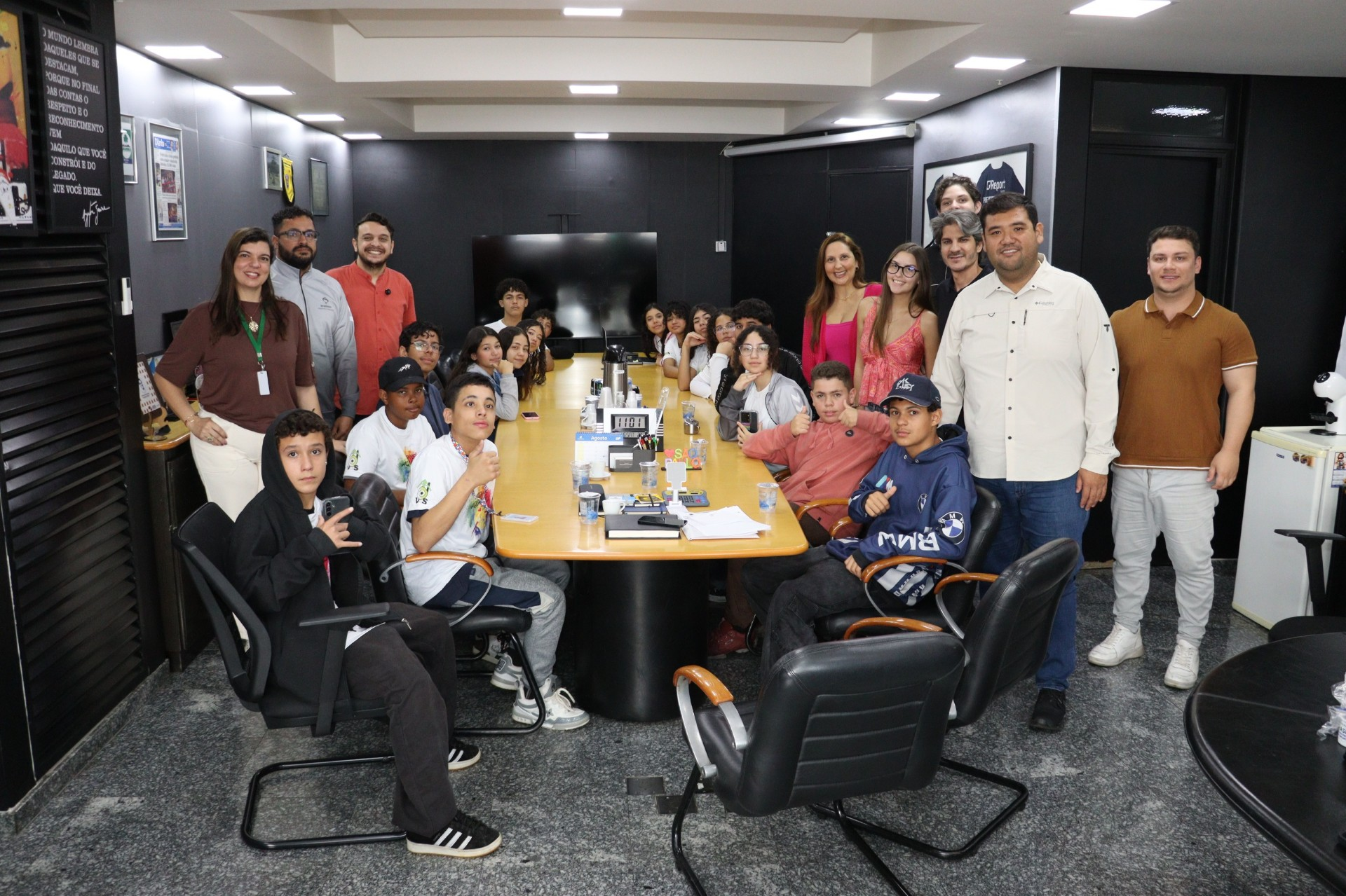 ‘Caravana da Juventude’ leva jovens de Suzano para conhecer gabinete do prefeito e CSI
