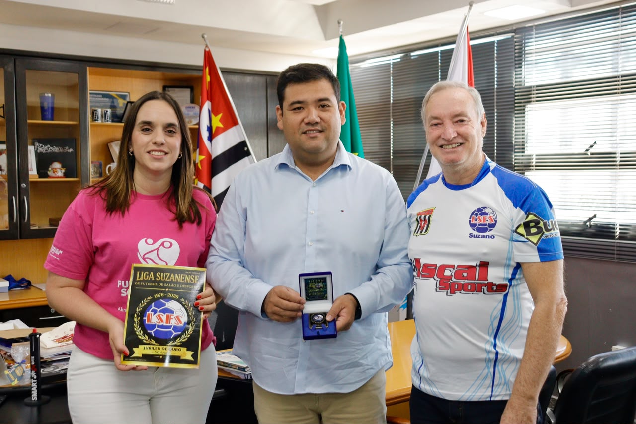 Prefeito Pedro Ishi recebe medalha Jubileu de Ouro da Liga de Futsal de Suzano