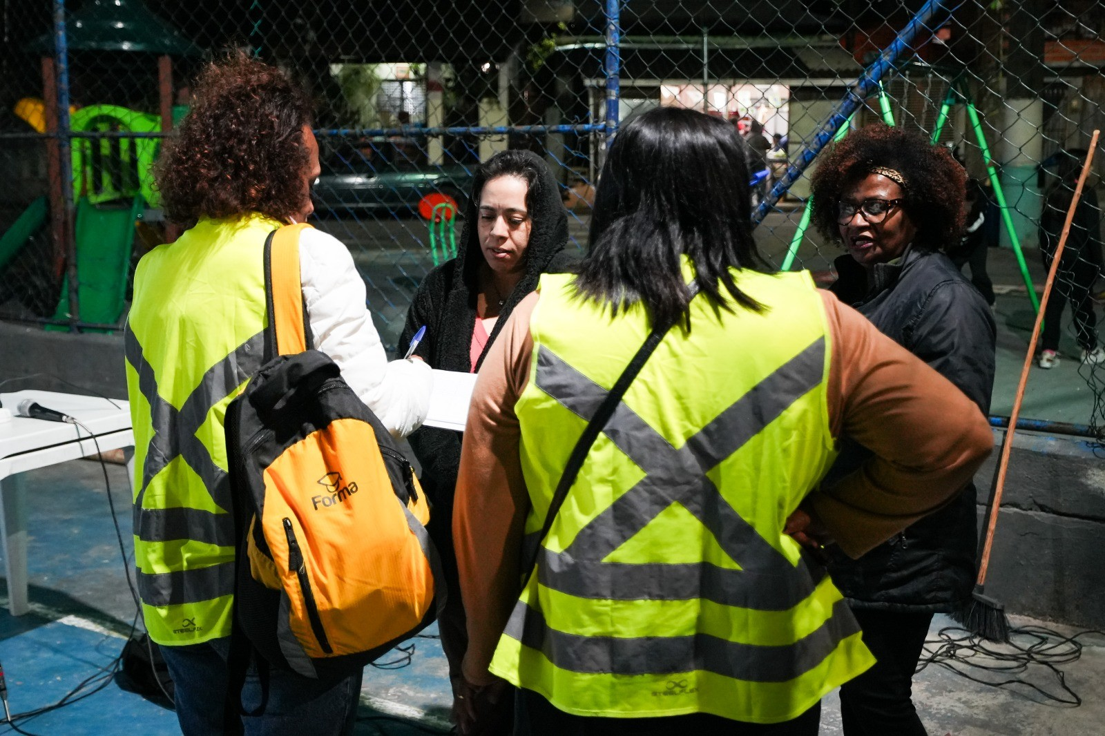 Habitação de Arujá realiza reunião com moradores e inicia regularização fundiária no Jardim Via Dutra