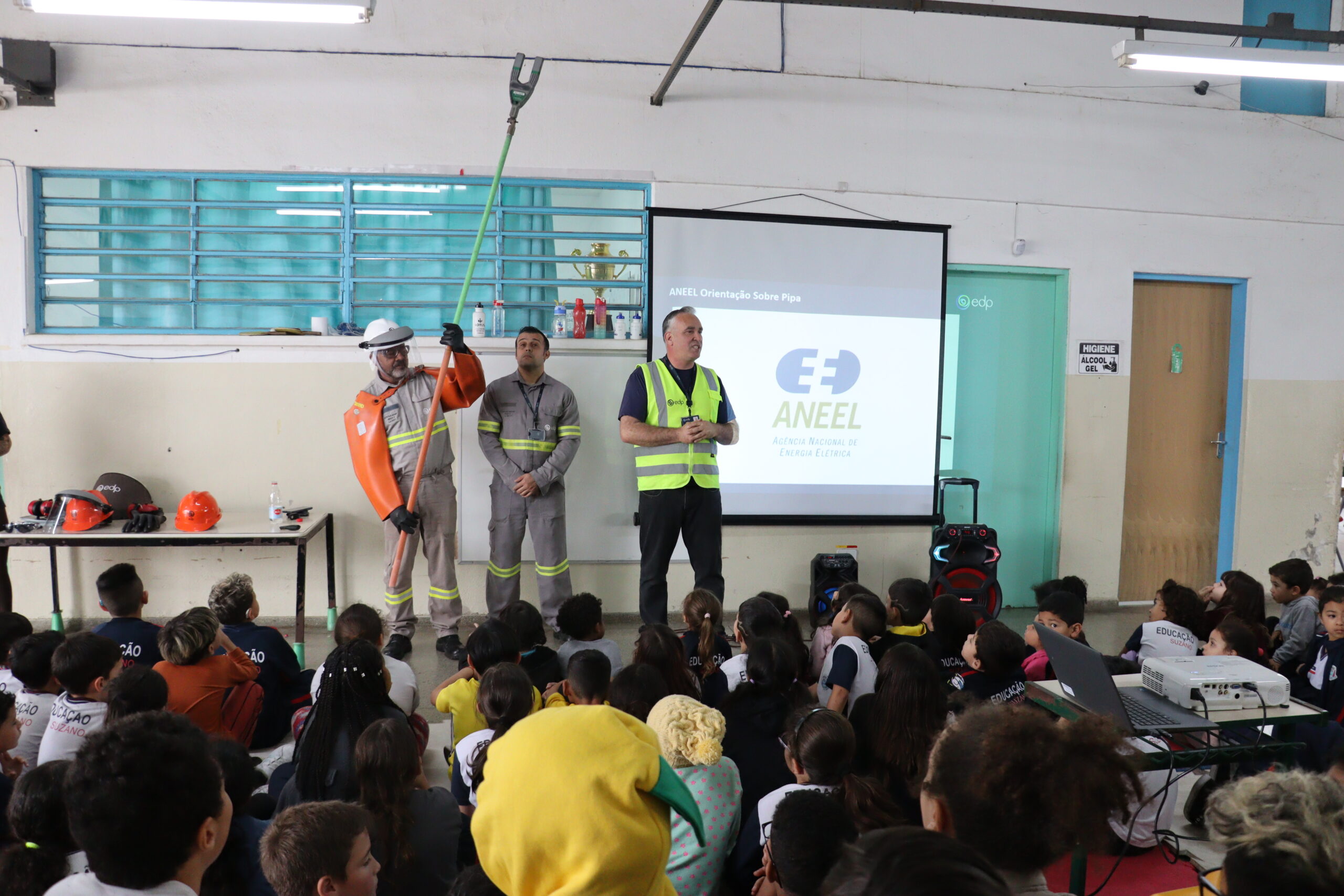 Escola de Suzano recebe palestra sobre riscos de pipas na rede elétrica