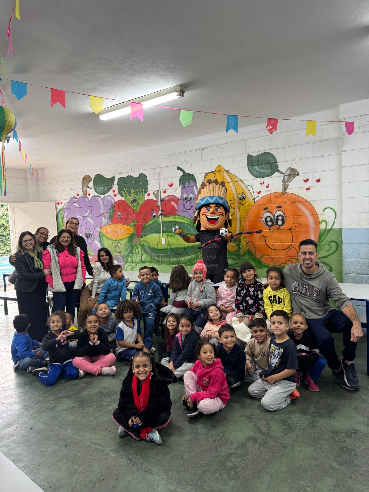 Mascote do Itaquá Athletico Clube incentiva esporte em escolas municipais