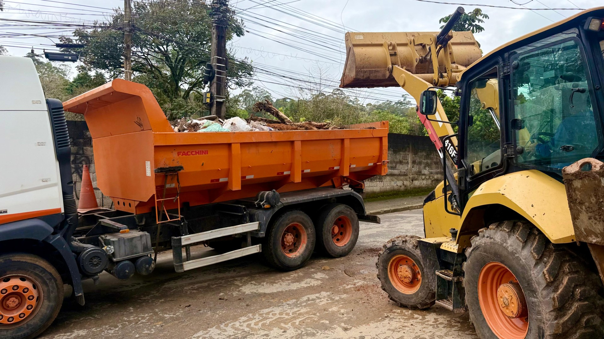 Prefeitura intensifica retirada de entulhos e ações de zeladoria em Arujá