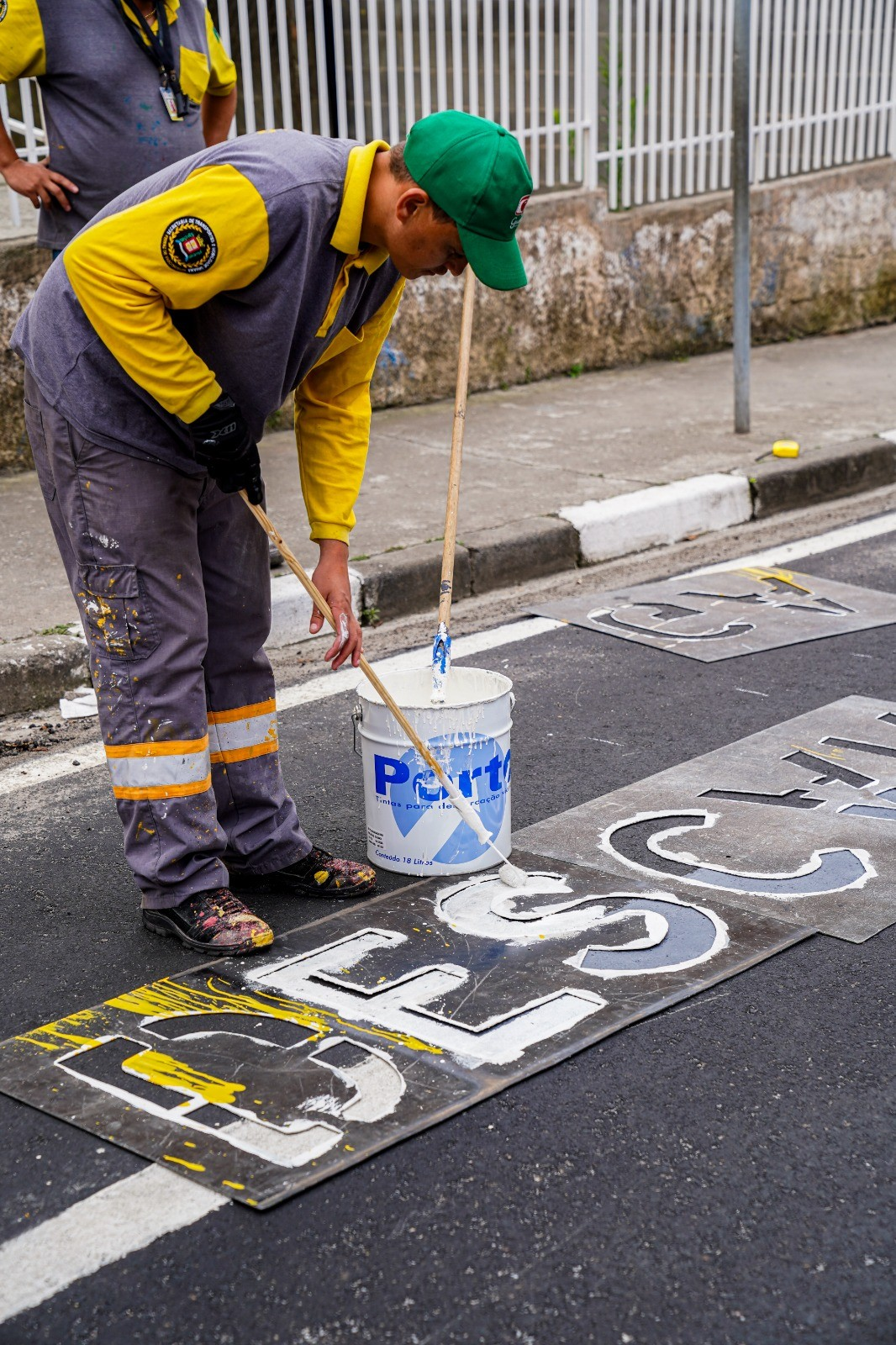 Prefeitura reforça sinalização viária na Rua Raimundo Magrini